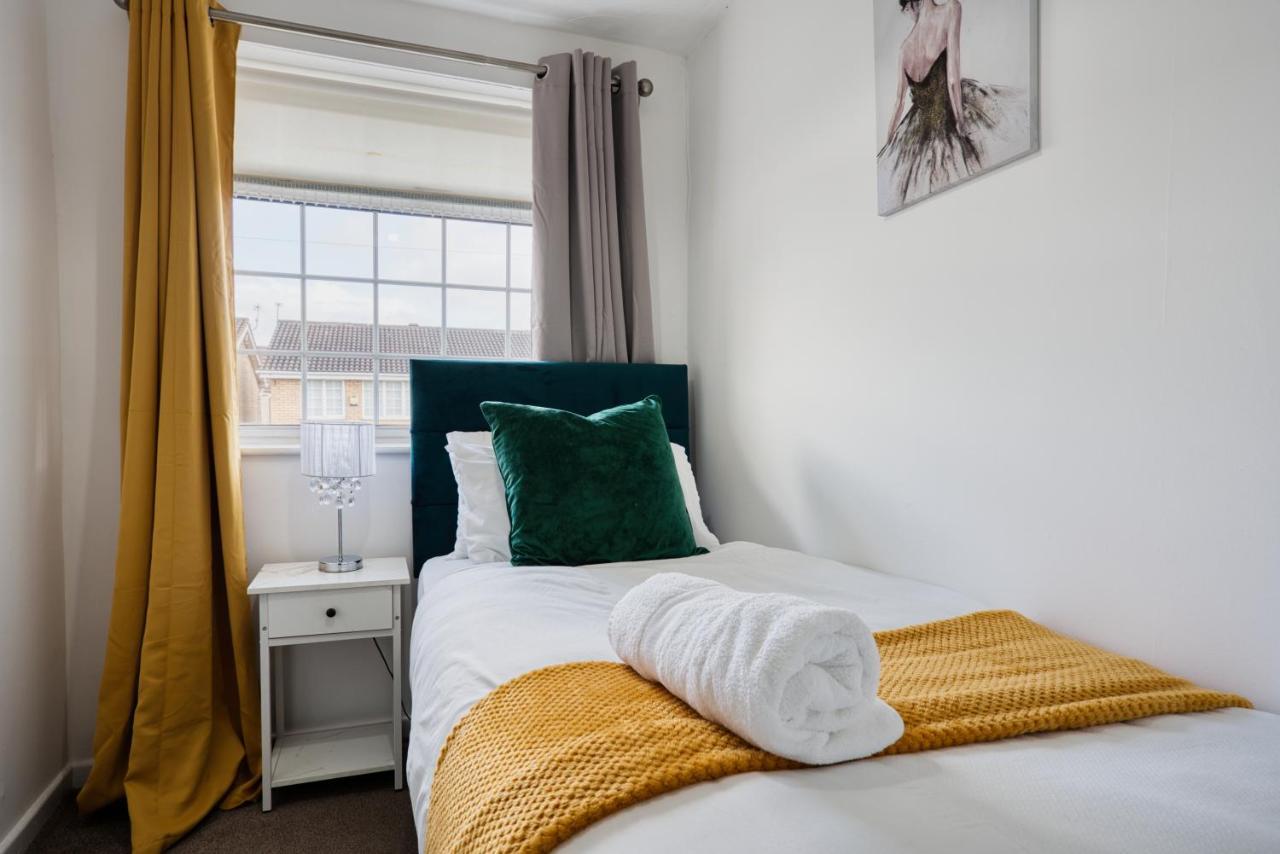 Liverpool Home With Free Parking West Derby Bagian luar foto