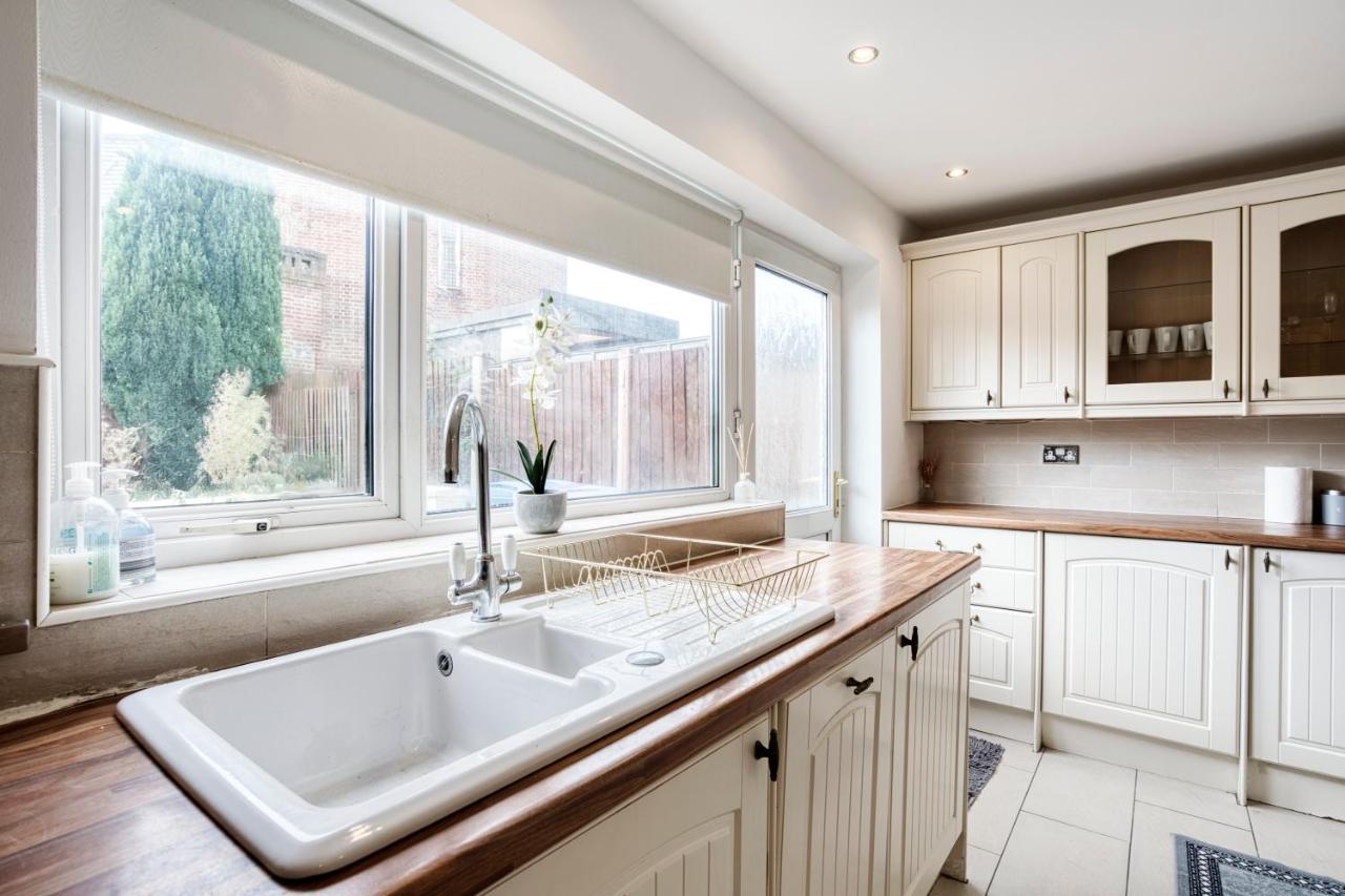 Liverpool Home With Free Parking West Derby Bagian luar foto